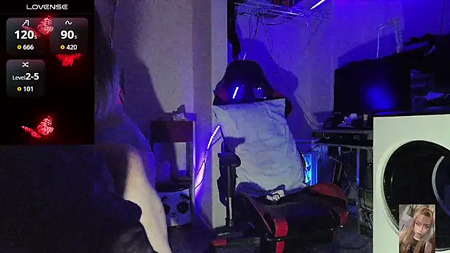 Blondiewithanass webcam