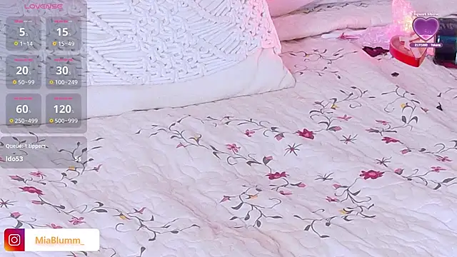 MiiaBlumm_ webcam