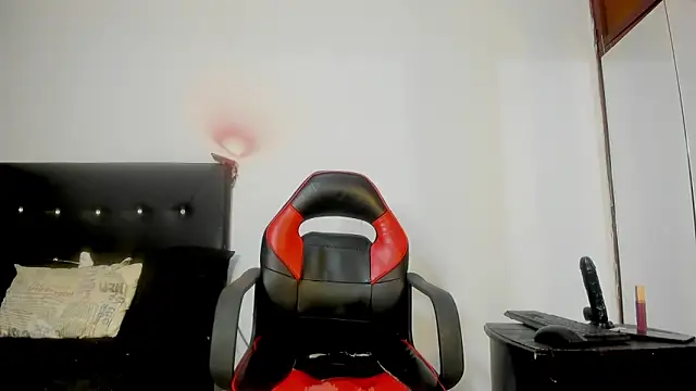 JERO_TEASE_S7S webcam