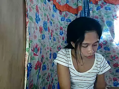 PinaySkinnyGirl webcam