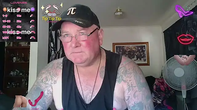 kinkyblueyes69 (M mature) - NAKED