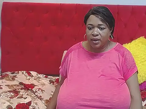 BustyQueenXXL webcam