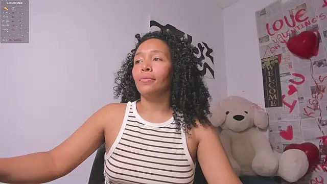 nia13 - Nia13's free webcam