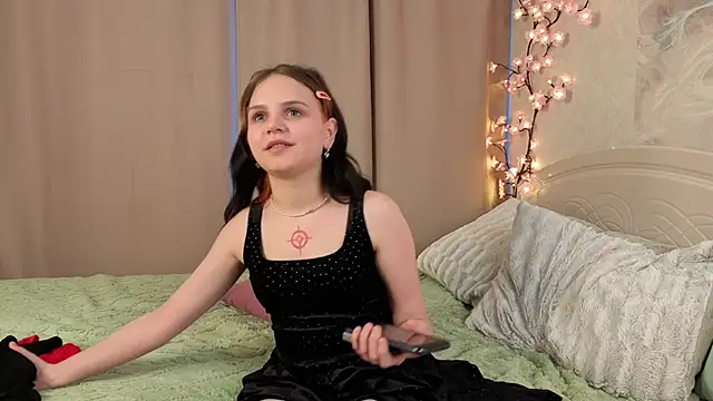 danarey1 (F teen) - show feet