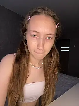 Webcam Model (Holy_Poly) is live