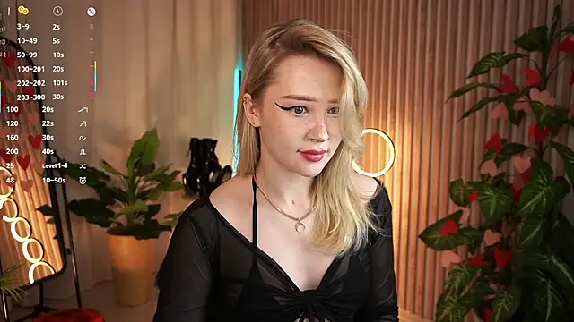 LauraWifeness webcam