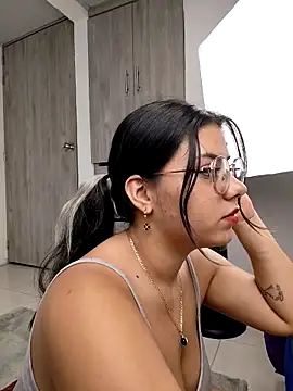 Webcam Model (harper_ks) is live