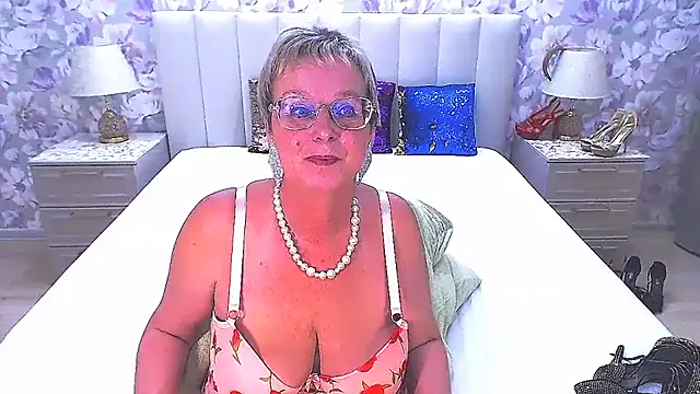 MilfyMommyXX webcam