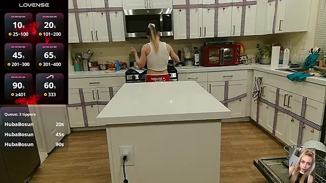 Blondiewithanass webcam