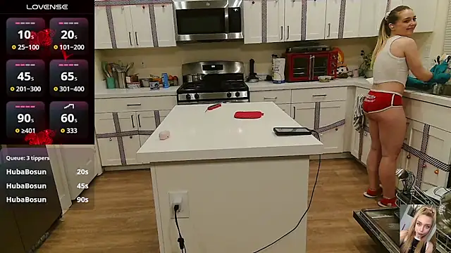 Blondiewithanass webcam