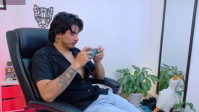 elian_savoy (M young) - show cock in jeans 🥵🍆🍑