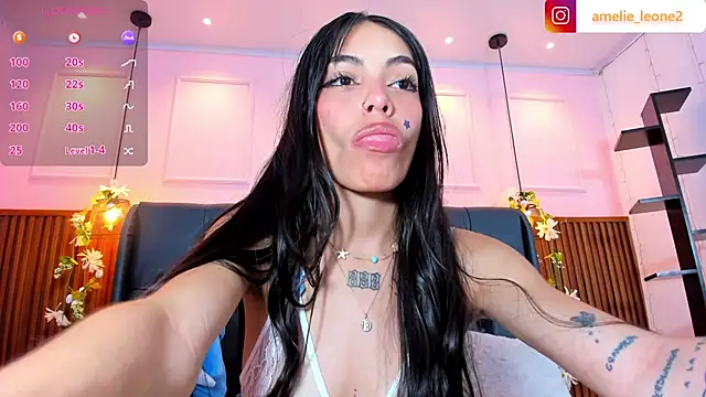 AMELIELEONE webcam