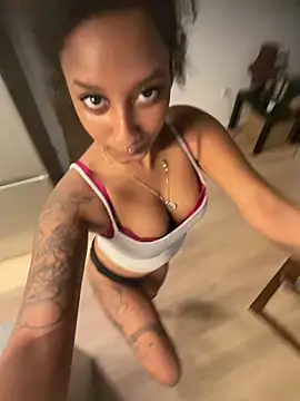 Webcam Model (Your_Paris)  is live.Free join now!