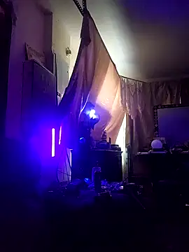 Hotredheadandtoungelasher webcam