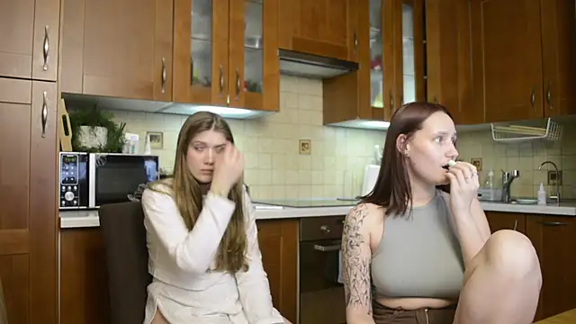 HotCaramellsTV Live Webcam on Stripchat