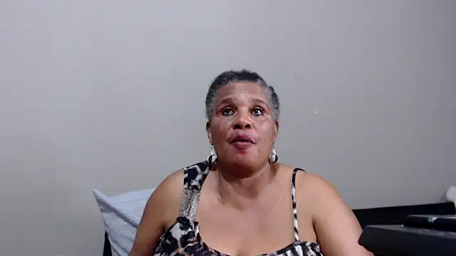 GrandBustyMelon webcam