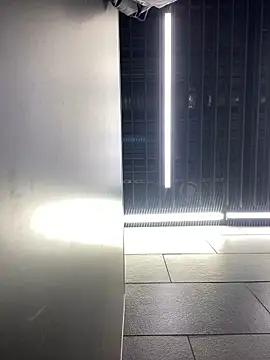 Webcam Model (KrisMagnoly) is live