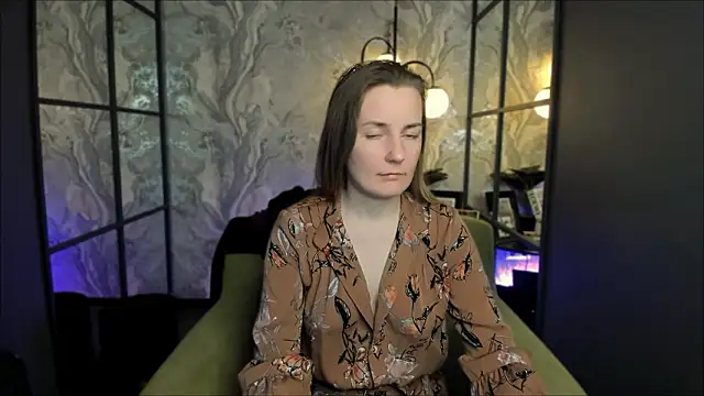 meggysun (F milf) - I'll stay in my underwear