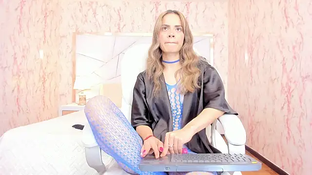 Emily_Whinfre webcam