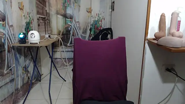 curly_greeneyed webcam