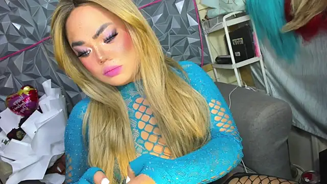 AlwaysHornyMia webcam