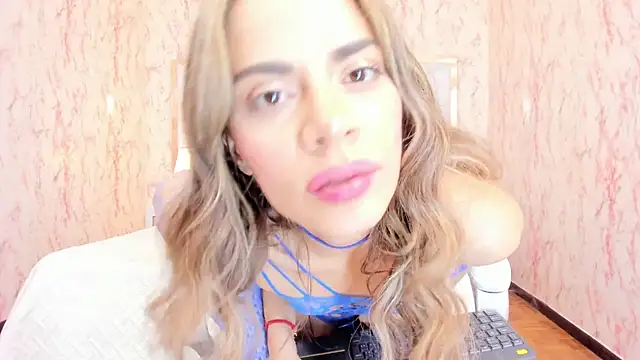 Emily_Whinfre webcam