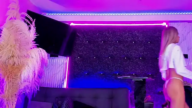 Queens_Wonders_Blonders webcam