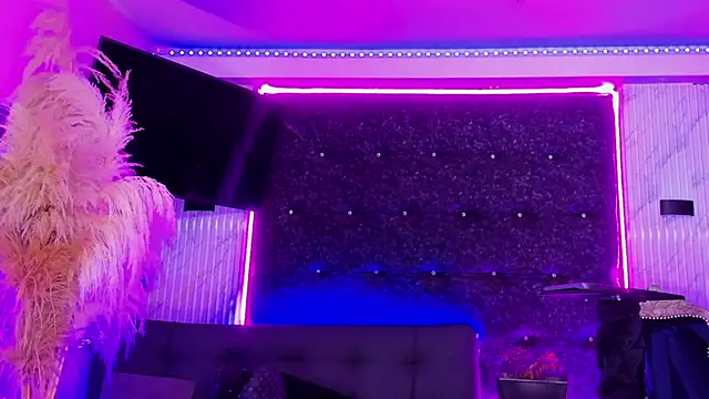 Queens_Wonders_Blonders webcam