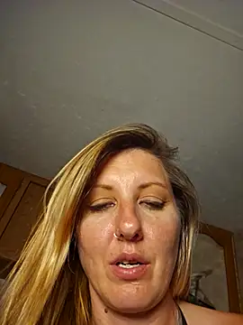 SheIsSomething webcam