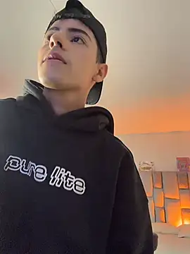 sebastian_reed (M young) - 😏Rub your fingers on my ass