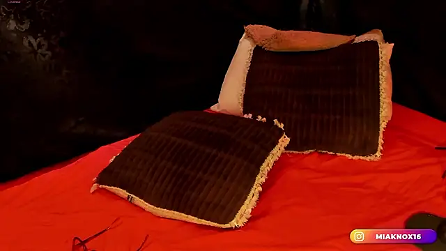 miaknox - MiaKnox's free webcam - UK Sex Cams