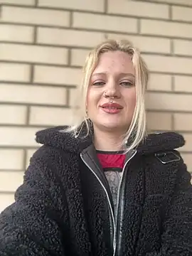 BlondeDoll_ webcam
