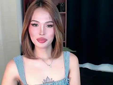 Lara_Salvatore from StripChat is Freechat