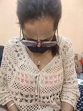 Webcam Model (meenu_bhabhi547)  is live.Free join now!