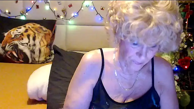 HappyWomanOn webcam