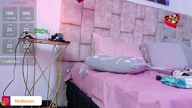 MiiaBlumm_ webcam