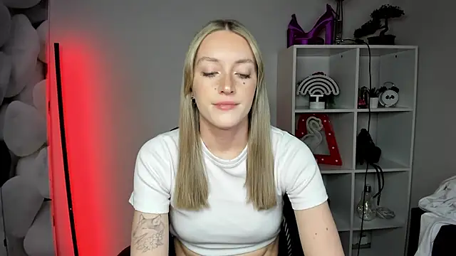EvelynBlond webcam