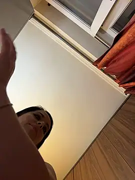 Hotmomcheckk_ webcam