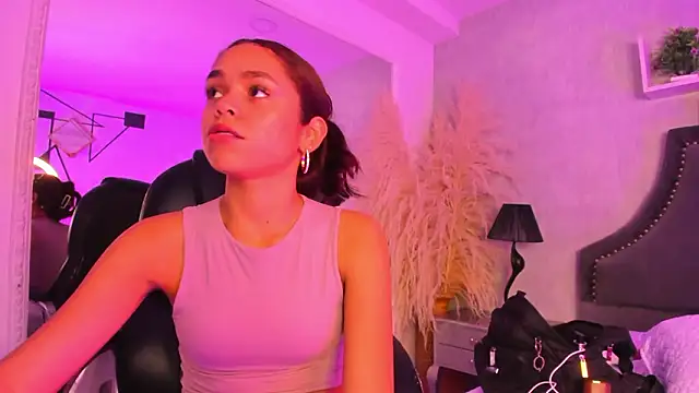 carolinefyre - CarolineFyre's free webcam