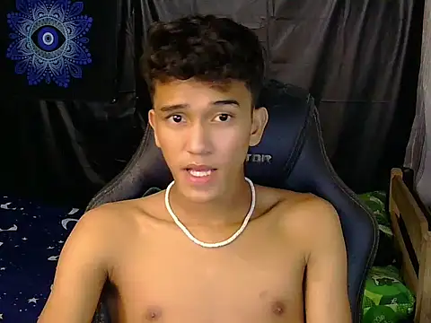 hugekenbigcock - Hugekenbigcock's free webcam - UK Sex Cams