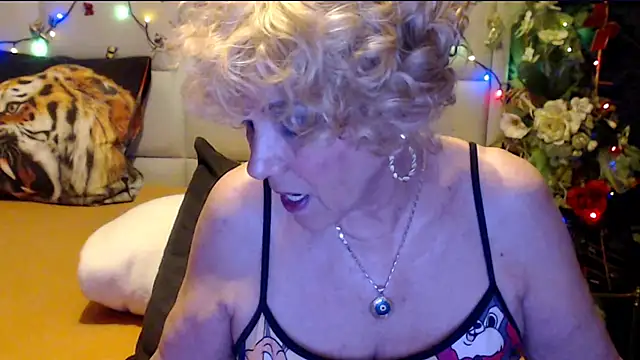HappyWomanOn webcam