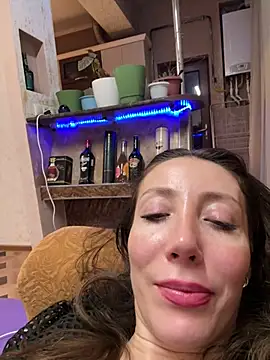 HellaryTourent webcam