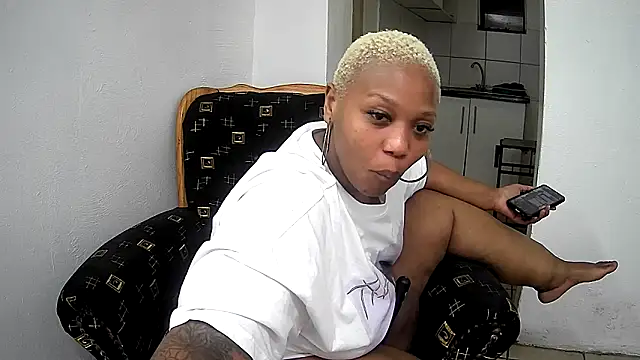 GoldenPussyXOXO webcam