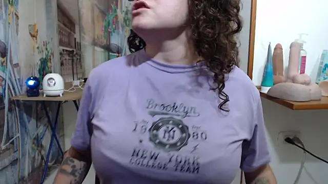 curly_greeneyed webcam