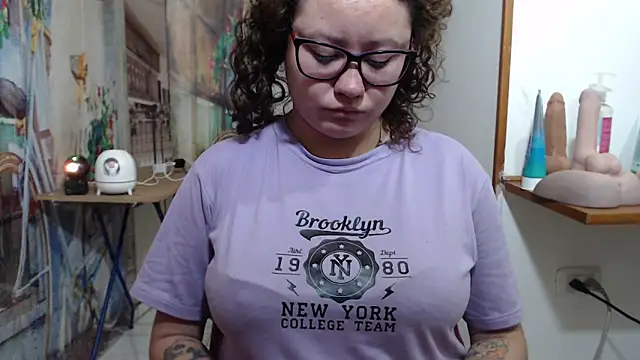 curly_greeneyed webcam