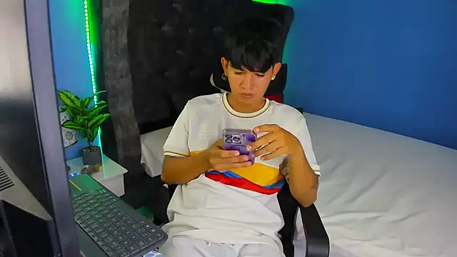 Mikke18 private show on Streamsexy