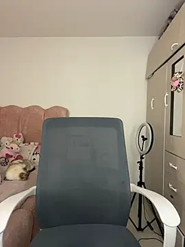 Webcam Model (Emmily_19)  is live.Free join now!