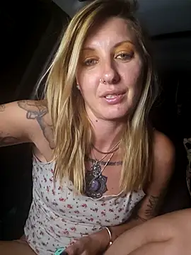 SheIsSomething webcam