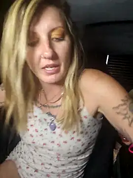 SheIsSomething webcam