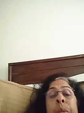 Webcam Model (NakedMILFx)  is live.Free join now!